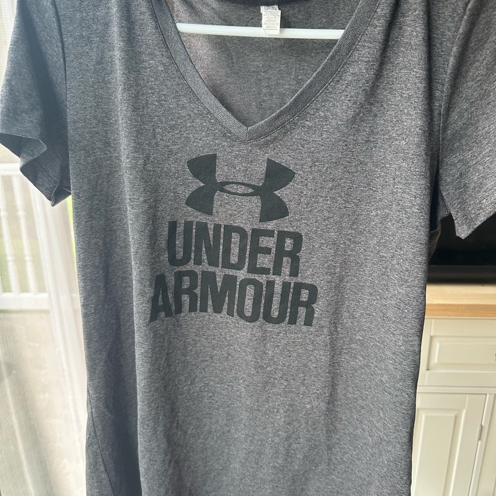 Under Armour T-Shirt heat gear size Medium V-neck